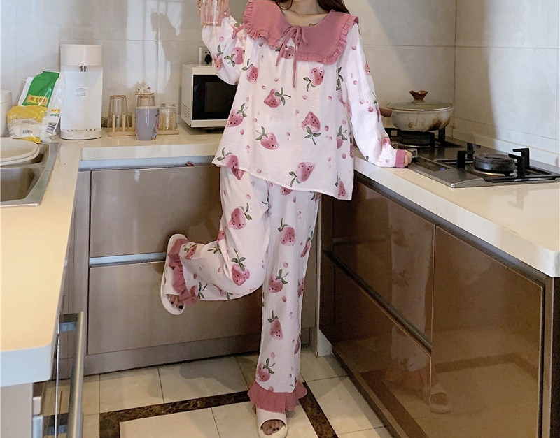 Naiste pikad mustriga pidžaamad ja lipsudega pluus