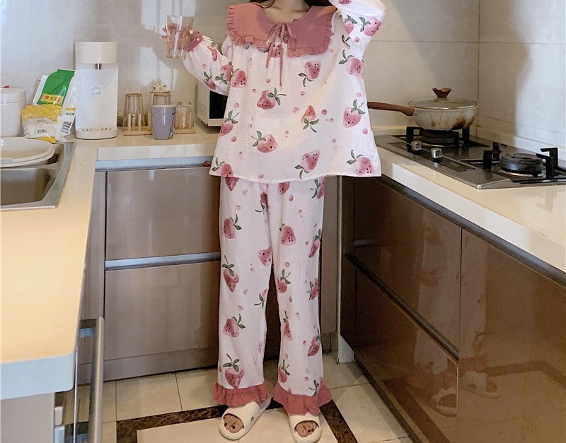 Naiste pikad mustriga pidžaamad ja lipsudega pluus