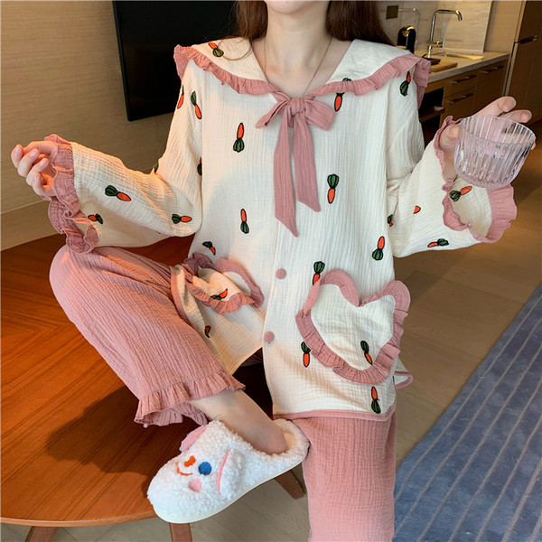 Naiste pikad pidžaamad pükstest ja nööpide ja taskutega pluus