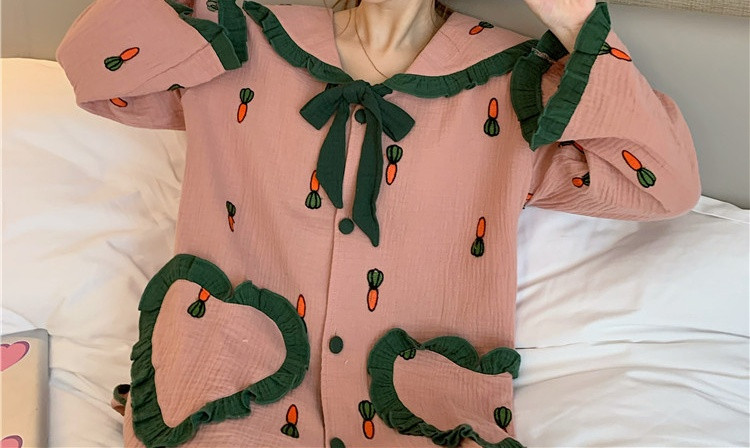 Naiste pikad pidžaamad pükstest ja nööpide ja taskutega pluus