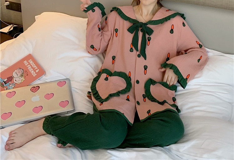 Naiste pikad pidžaamad pükstest ja nööpide ja taskutega pluus