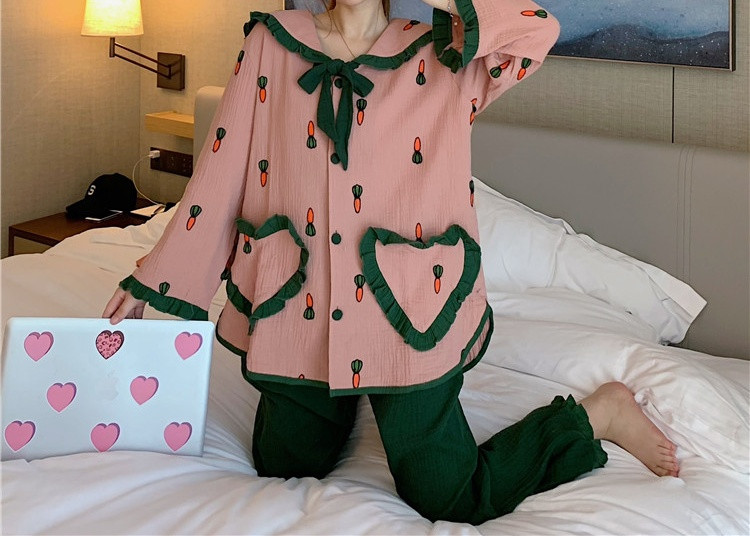 Naiste pikad pidžaamad pükstest ja nööpide ja taskutega pluus