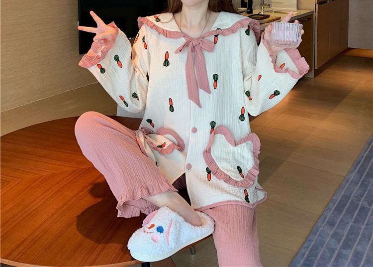 Naiste pikad pidžaamad pükstest ja nööpide ja taskutega pluus