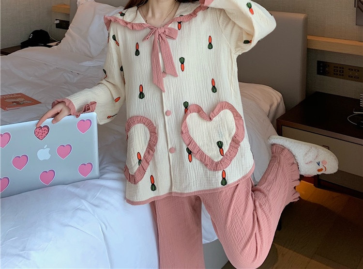 Naiste pikad pidžaamad pükstest ja nööpide ja taskutega pluus