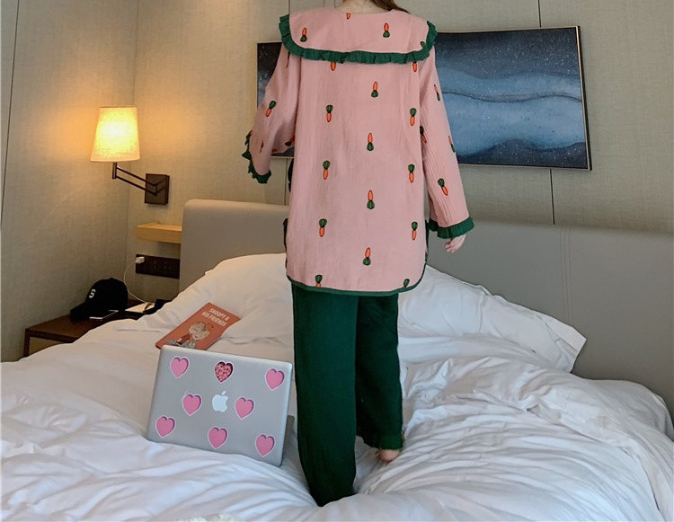 Naiste pikad pidžaamad pükstest ja nööpide ja taskutega pluus