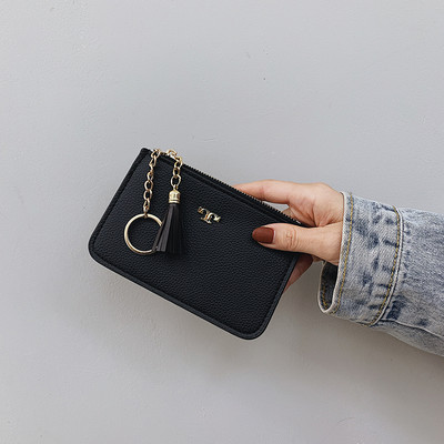 Μοντέρνο γυναικείο πορτοφόλι με μενταγιόν και μεταλλικό στοιχείο