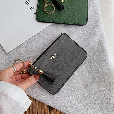 Μοντέρνο γυναικείο πορτοφόλι με μενταγιόν και μεταλλικό στοιχείο