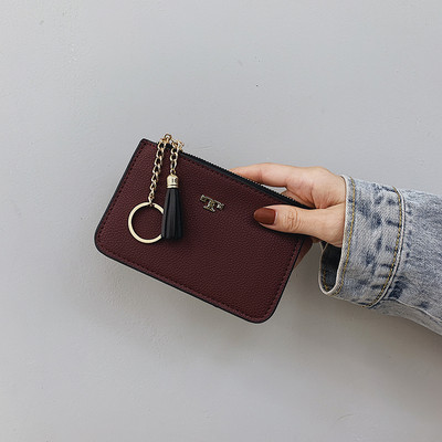 Μοντέρνο γυναικείο πορτοφόλι με μενταγιόν και μεταλλικό στοιχείο