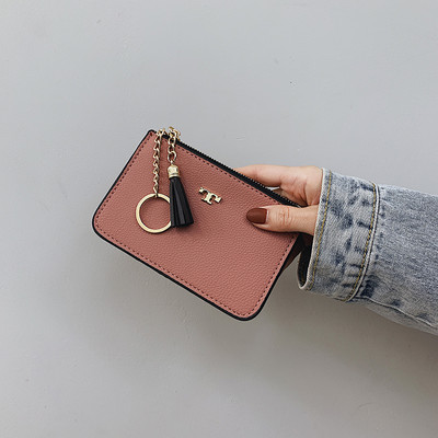 Μοντέρνο γυναικείο πορτοφόλι με μενταγιόν και μεταλλικό στοιχείο