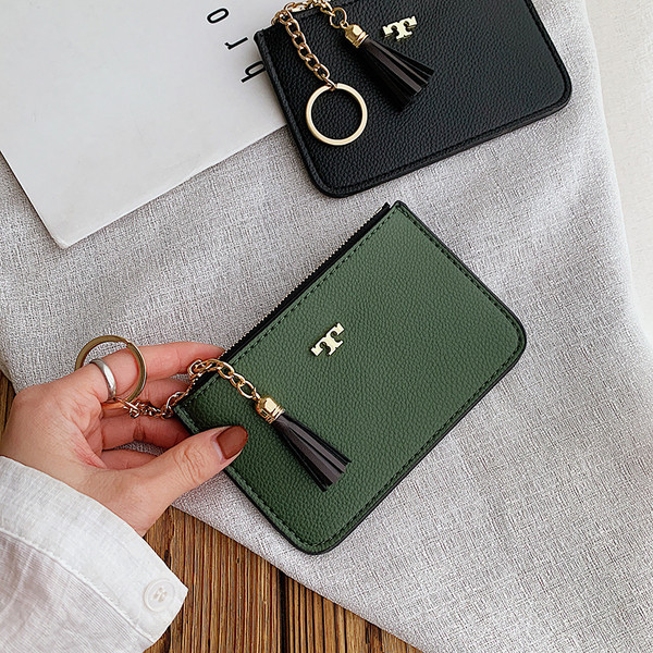 Μοντέρνο γυναικείο πορτοφόλι με μενταγιόν και μεταλλικό στοιχείο