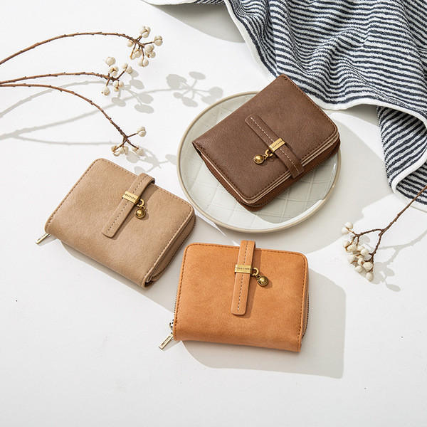 Naiste rahakott metallist aksessuaariga