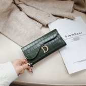 Portofel de dama din piele cu element metalic si inchizator