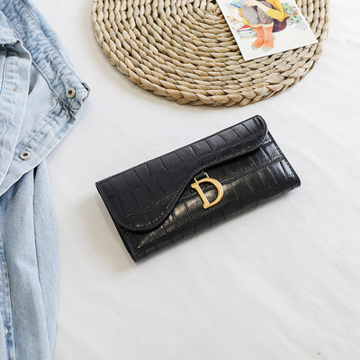 Portofel de dama din piele cu element metalic si inchizator