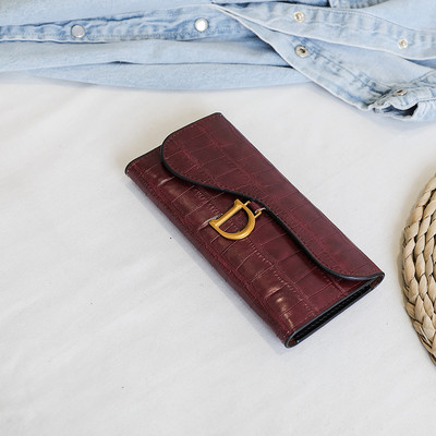 Portofel de dama din piele cu element metalic si inchizator