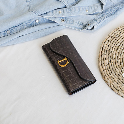 Portofel de dama din piele cu element metalic si inchizator