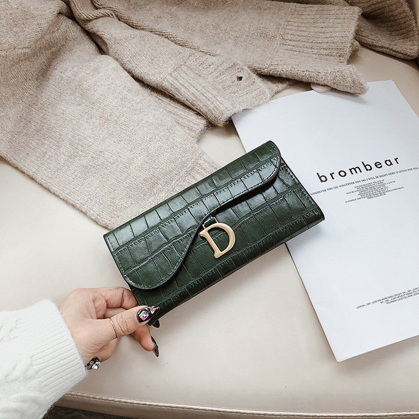 Portofel de dama din piele cu element metalic si inchizator