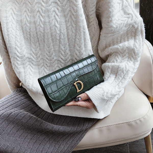 Portofel de dama din piele cu element metalic si inchizator