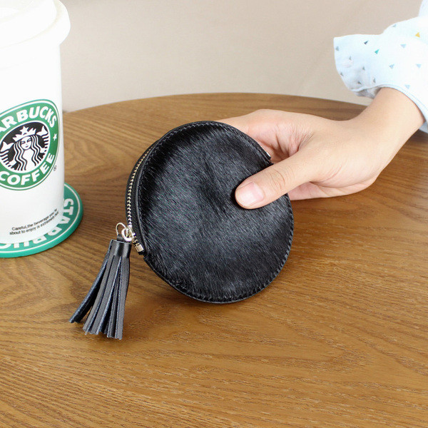 Kerek alakú női pénztárca, bojttal