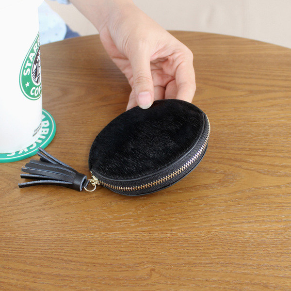 Kerek alakú női pénztárca, bojttal