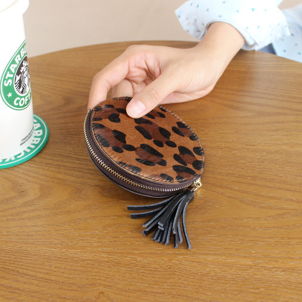 Kerek alakú női pénztárca, bojttal