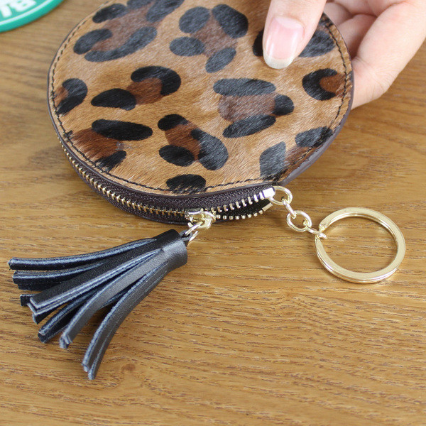 Kerek alakú női pénztárca, bojttal