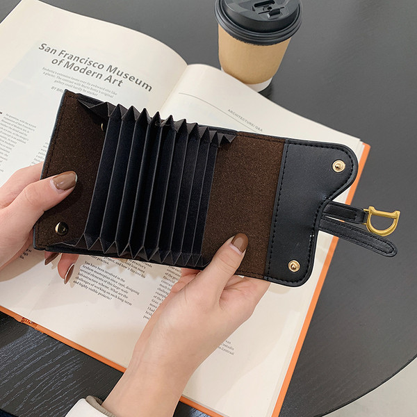 Naiste nahast rahakott ripatsiga