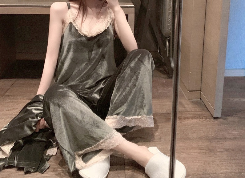 Moodne naiste pikad pidžaamad danetlaga kolmes osas