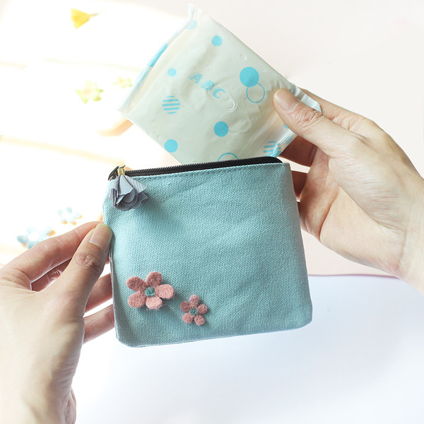 Eko bőrből készült női pénztárca 3D elemekkel és cipzárral