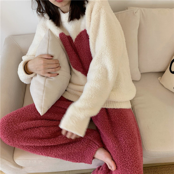 Moodne naiste pidžaamad ovaalse dekoltee ja kirjaga