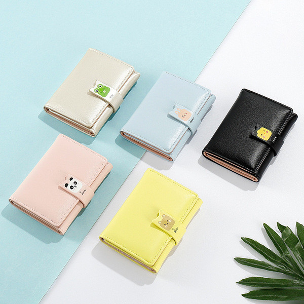 Μικρό γυναικείο πορτοφόλι με απλικέ χρώμα