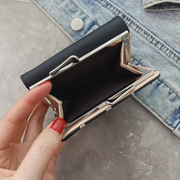 Modern női pénztárca rátéttel és felirattal