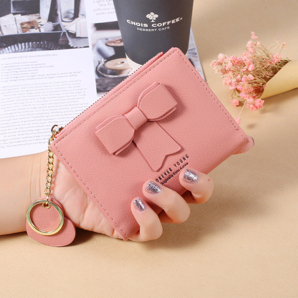 Női bőr pénztárca szalaggal és cipzárral