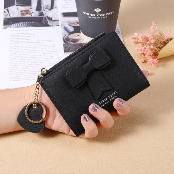 Női bőr pénztárca szalaggal és cipzárral