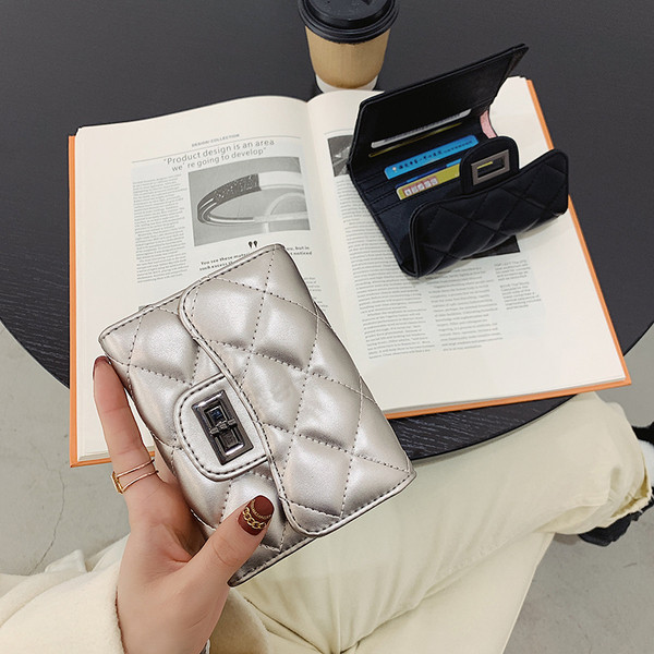 Ženski mali novčanik sa metalnom kopčom