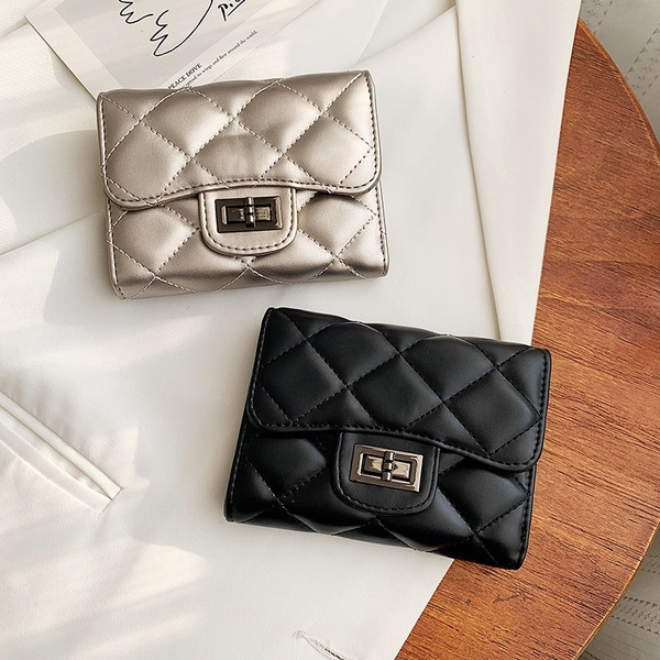 Ženski mali novčanik sa metalnom kopčom