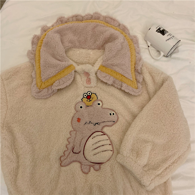 Γυναικείες πιτζάμες με φαρδύ μοντέλο με  εφαρμογή 