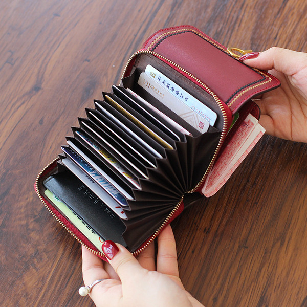 Ženski kožni novčanik s patentnim zatvaračem i metalnim kopčanjem