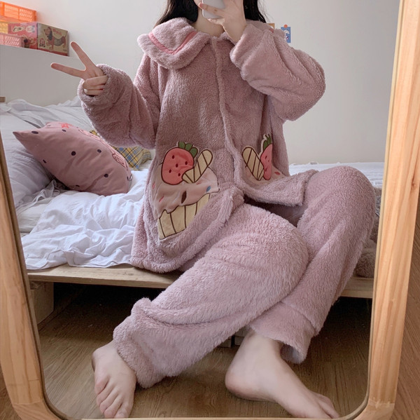 Ženska pidžama široki model s aplikacijama i gumbima