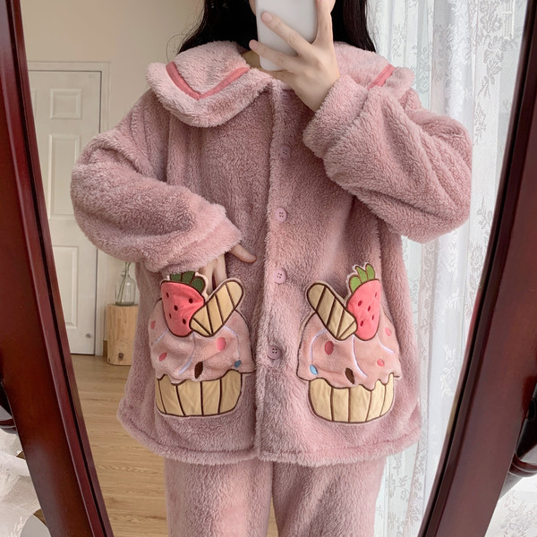 Ženska pidžama široki model s aplikacijama i gumbima