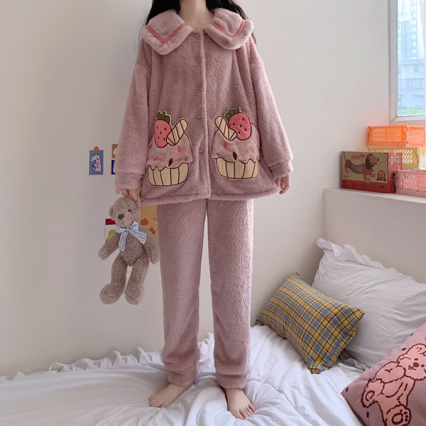 Ženska pidžama široki model s aplikacijama i gumbima