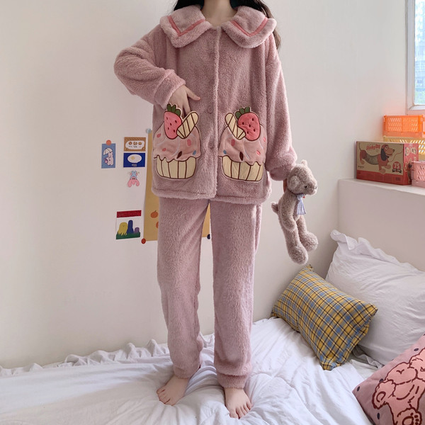 Ženska pidžama široki model s aplikacijama i gumbima