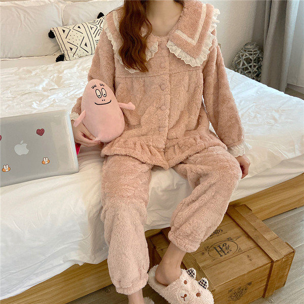 Дамска пижама изчистен модел с копчета и дантела