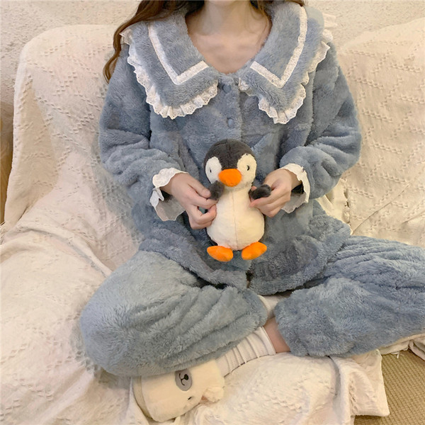 Дамска пижама изчистен модел с копчета и дантела