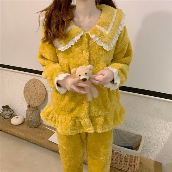 Дамска пижама изчистен модел с копчета и дантела