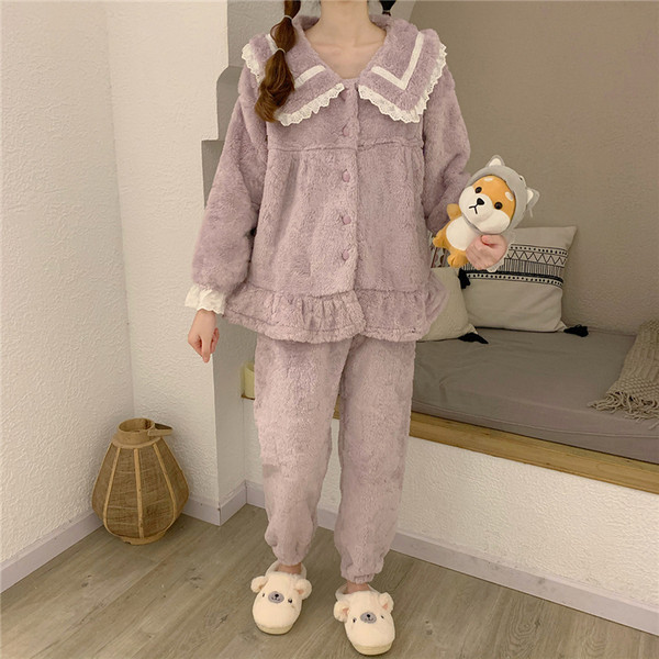 Дамска пижама изчистен модел с копчета и дантела