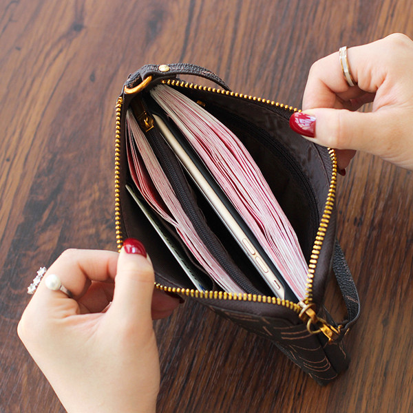 Naiste nahast rahakott luku ja nahast käepidemega