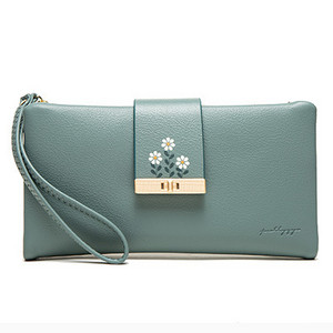 Дамски кожен портфейл с апликация цвете