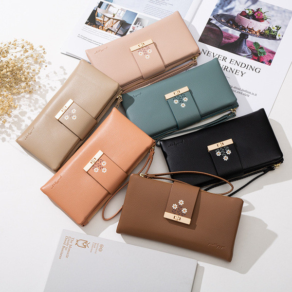 Дамски кожен портфейл с апликация цвете