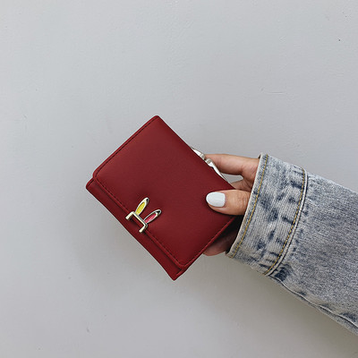 Καθημερινό γυναικείο πορτοφόλι με κούμπωμα