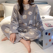 Mustri ja ümara kaelusega laia mudeliga naiste pidžaamad